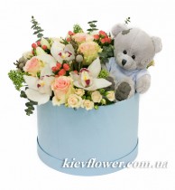 Цветы в коробке с Мишкой